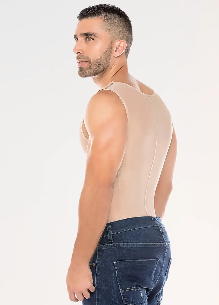 Hombre usando faja lumbar Salome en la oficina
