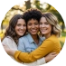mujeres abrazándose 